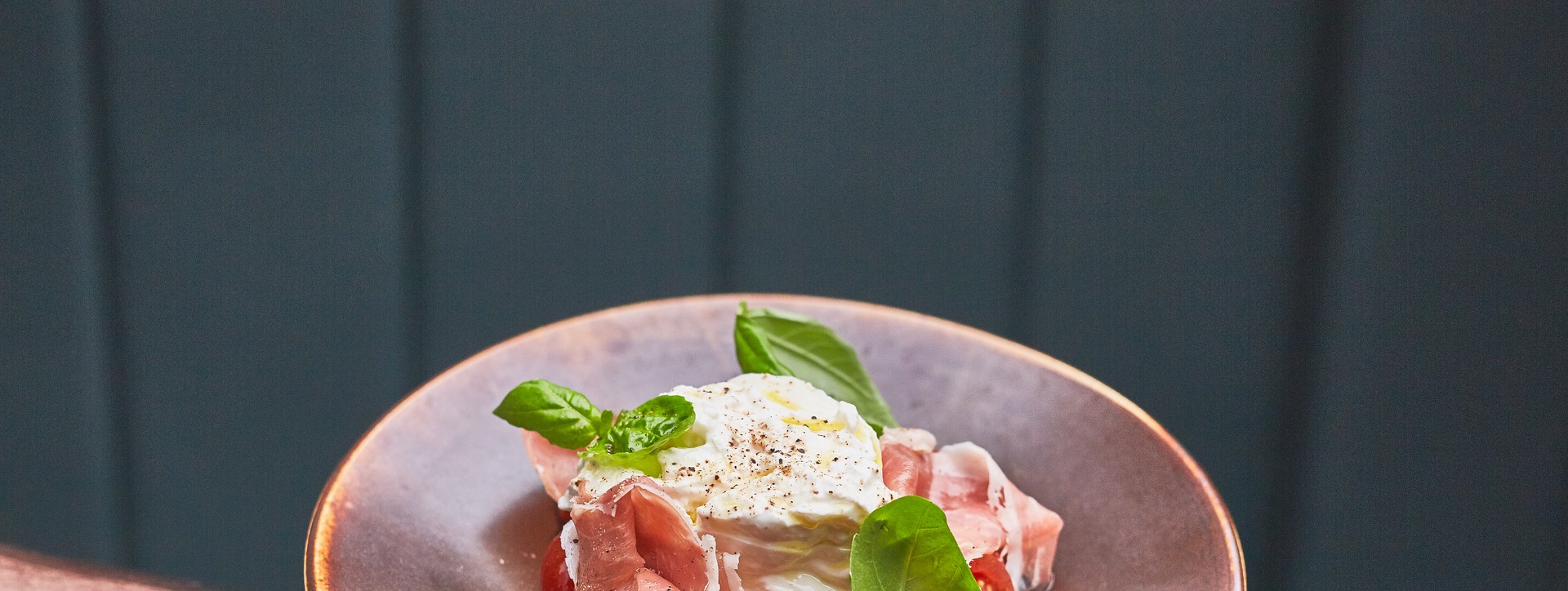 prato de Burrata DOP, acompanhada de uma salada de tomate e manjericão com presunto de parma